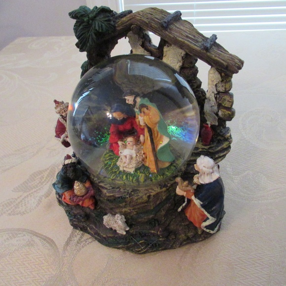 Nativity Musical Water Globe - Picture 2 of 9
